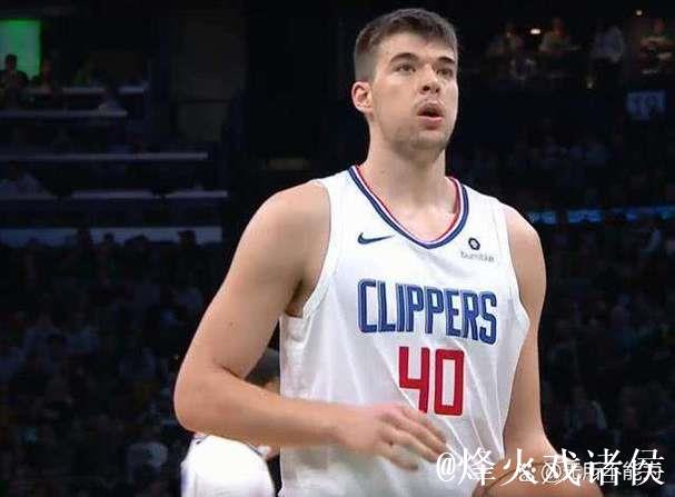 半场出战17分钟,伊维察-祖巴茨3投2中拿下4分7篮板 半场出战17分钟,伊维察-祖巴茨3投2中拿下4分7篮板